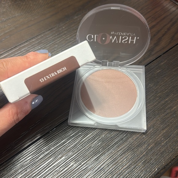 New New HUDA BEAUTY GLOWISH Luminous Pressed Powder Shade 13 EXTRA RICH - Picture 4 of 5
